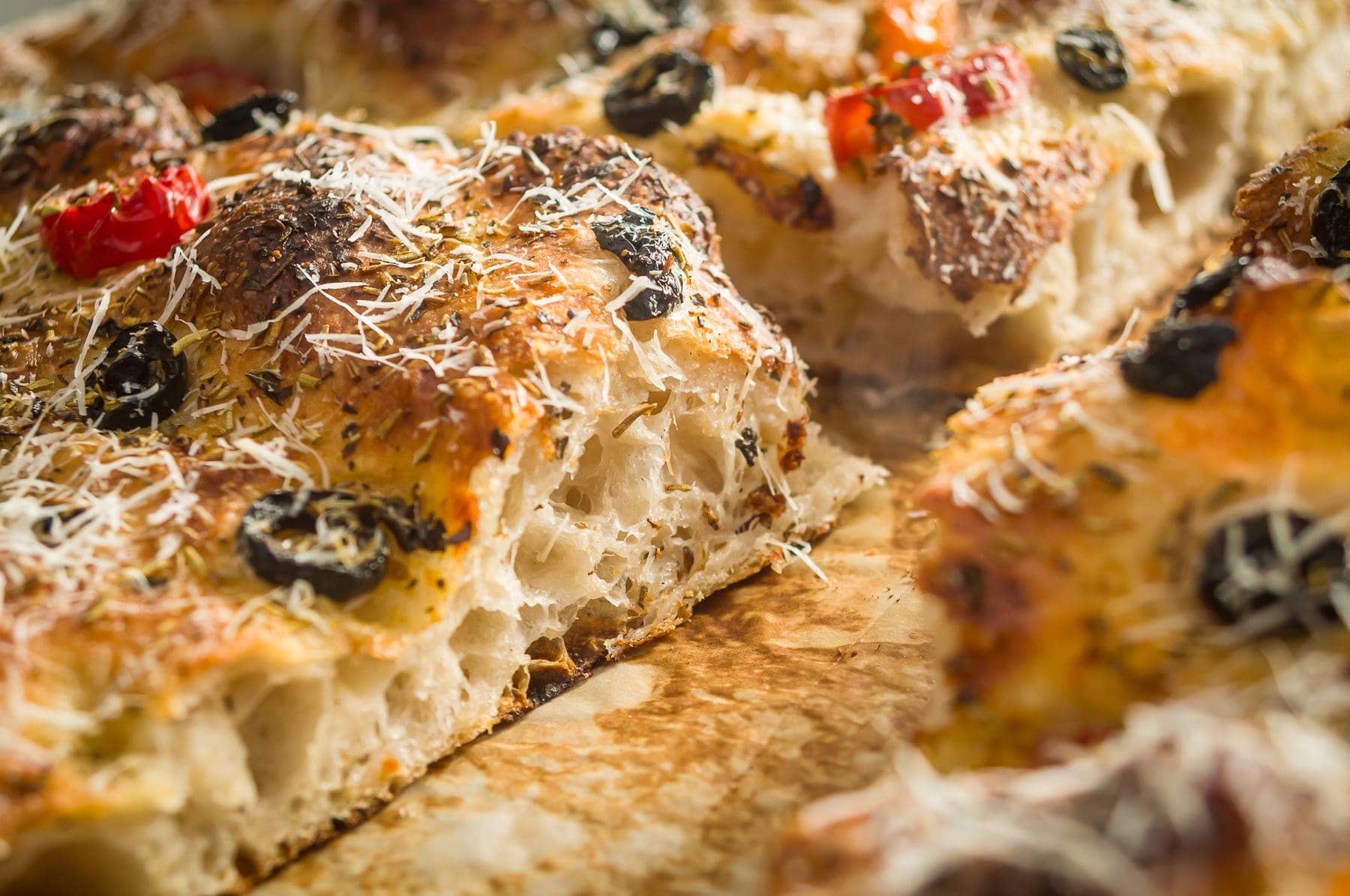 Focaccia coaptă, cu roșii cherry, măsline și parmezan